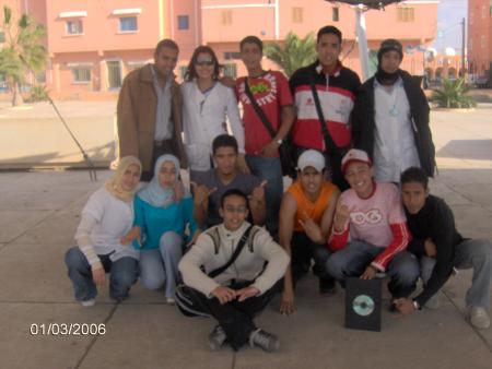 c'est moi qui porte (le rouge) avec mes amies de classe